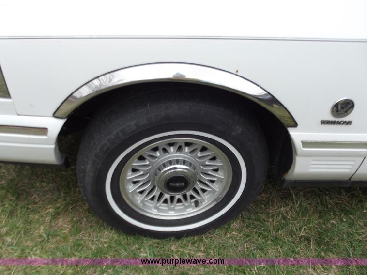 image for item D3656 1997 Lincoln Town Car Executive limousine