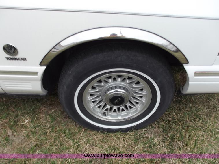 image for item D3656 1997 Lincoln Town Car Executive limousine