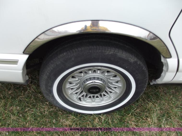 image for item D3656 1997 Lincoln Town Car Executive limousine
