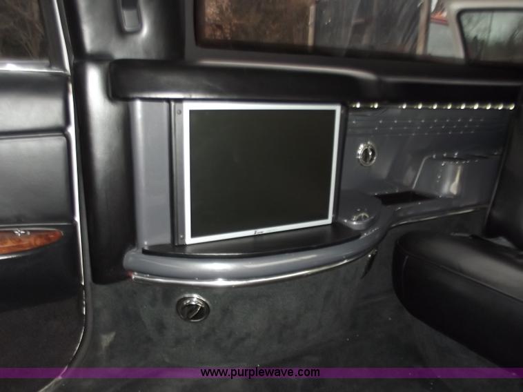 image for item D3656 1997 Lincoln Town Car Executive limousine