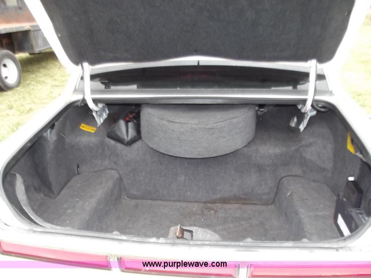 image for item D3656 1997 Lincoln Town Car Executive limousine