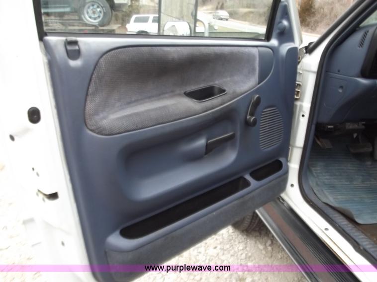 image for item D3658 1994 Dodge Ram 3500 Laramie SLT box truck