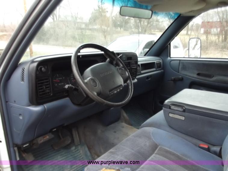 image for item D3658 1994 Dodge Ram 3500 Laramie SLT box truck