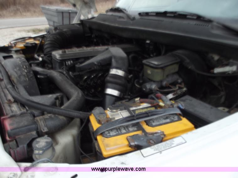 image for item D3658 1994 Dodge Ram 3500 Laramie SLT box truck