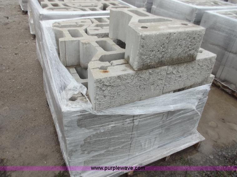 image for item D3667 (96) retaining wall blocks