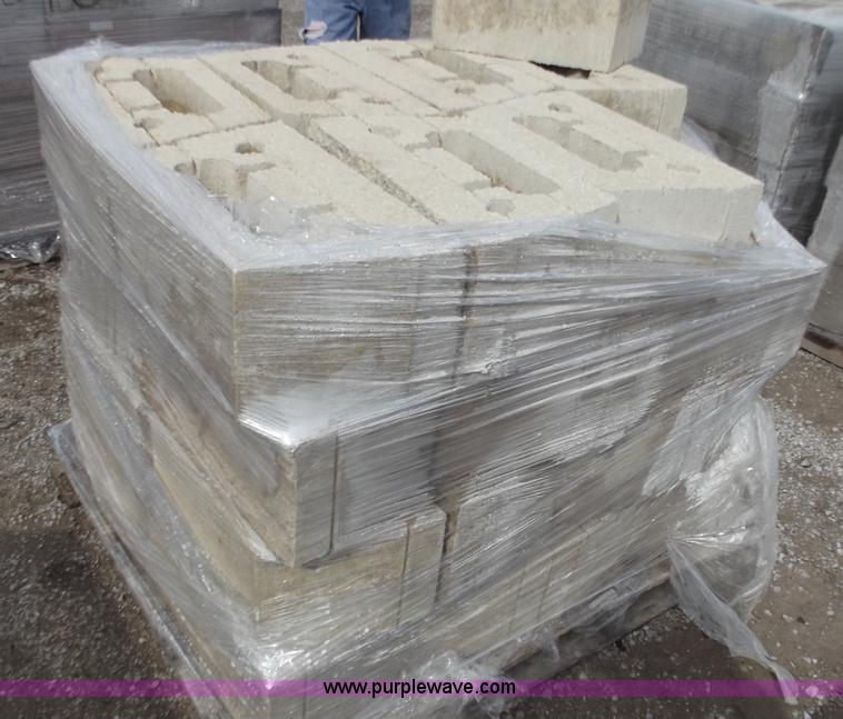 image for item D3668 (32) retaining wall blocks