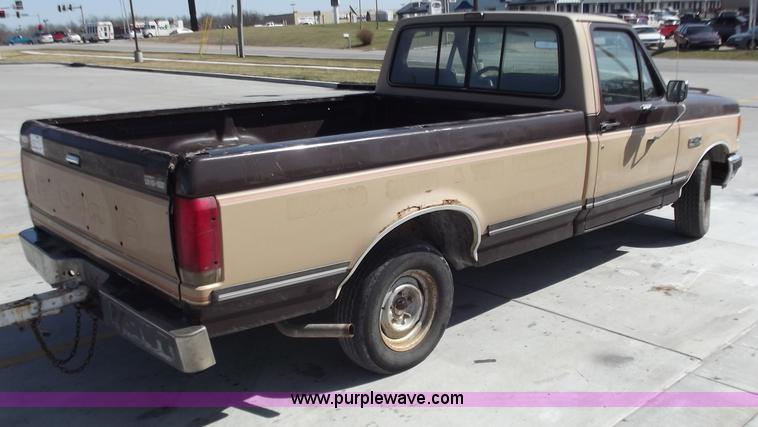 image for item D3681 1989 Ford F150 Lariat pickup truck