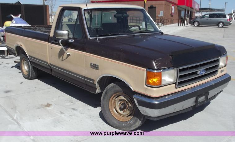 image for item D3681 1989 Ford F150 Lariat pickup truck