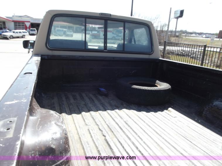 image for item D3681 1989 Ford F150 Lariat pickup truck