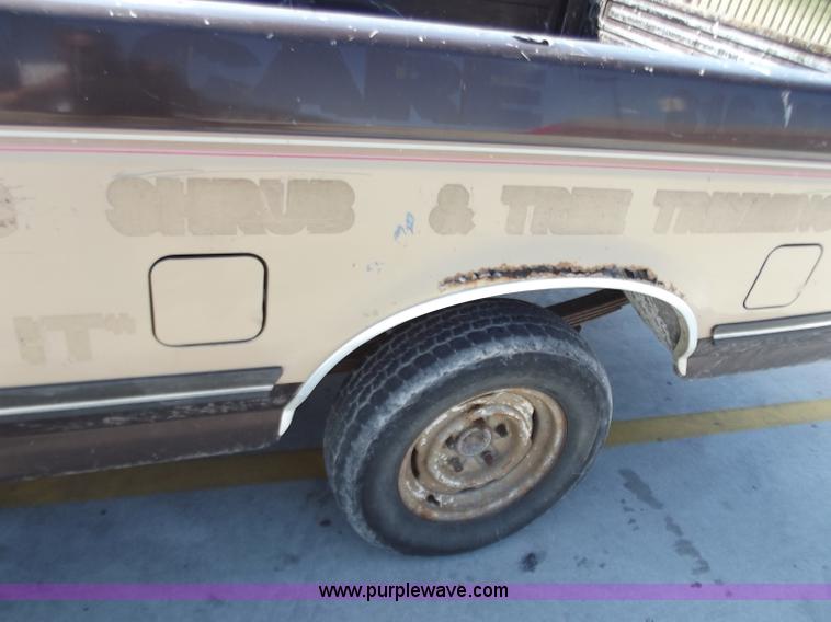 image for item D3681 1989 Ford F150 Lariat pickup truck