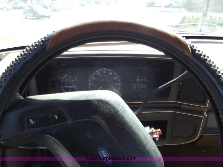 image for item D3681 1989 Ford F150 Lariat pickup truck