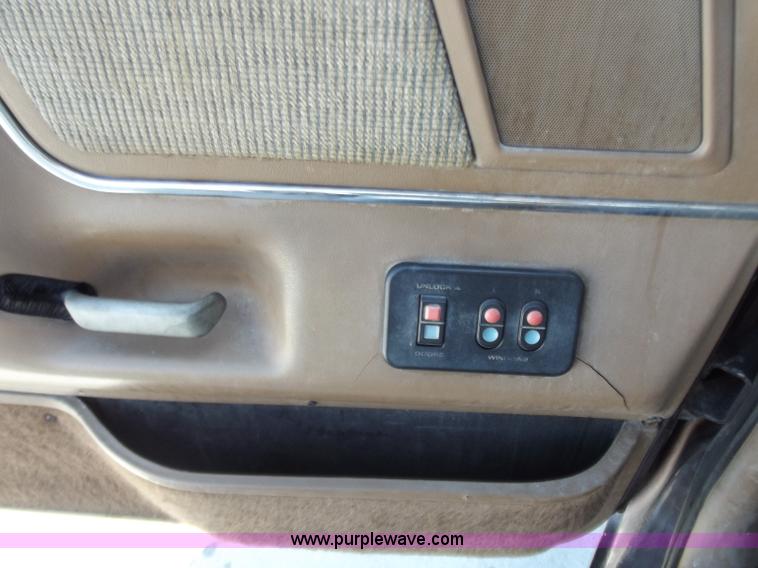 image for item D3681 1989 Ford F150 Lariat pickup truck