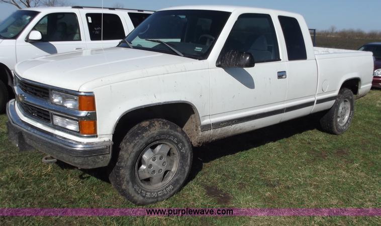 image for item D3684 1995 Chevrolet K1500 extended cab pickup truck