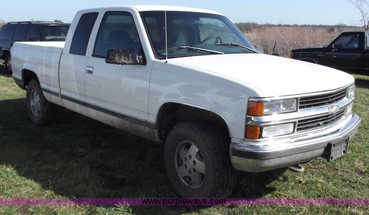 image for item D3684 1995 Chevrolet K1500 extended cab pickup truck