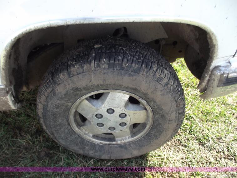 image for item D3684 1995 Chevrolet K1500 extended cab pickup truck