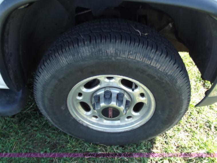 image for item D3685 2000 GMC Yukon XL K2500 SLT SUV