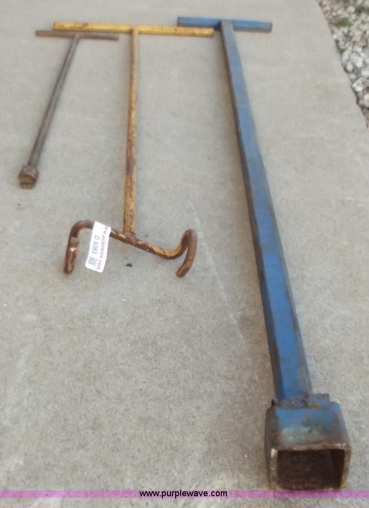 (3) water valve shutoff tools in Jefferson City, MO Item D9383 sold