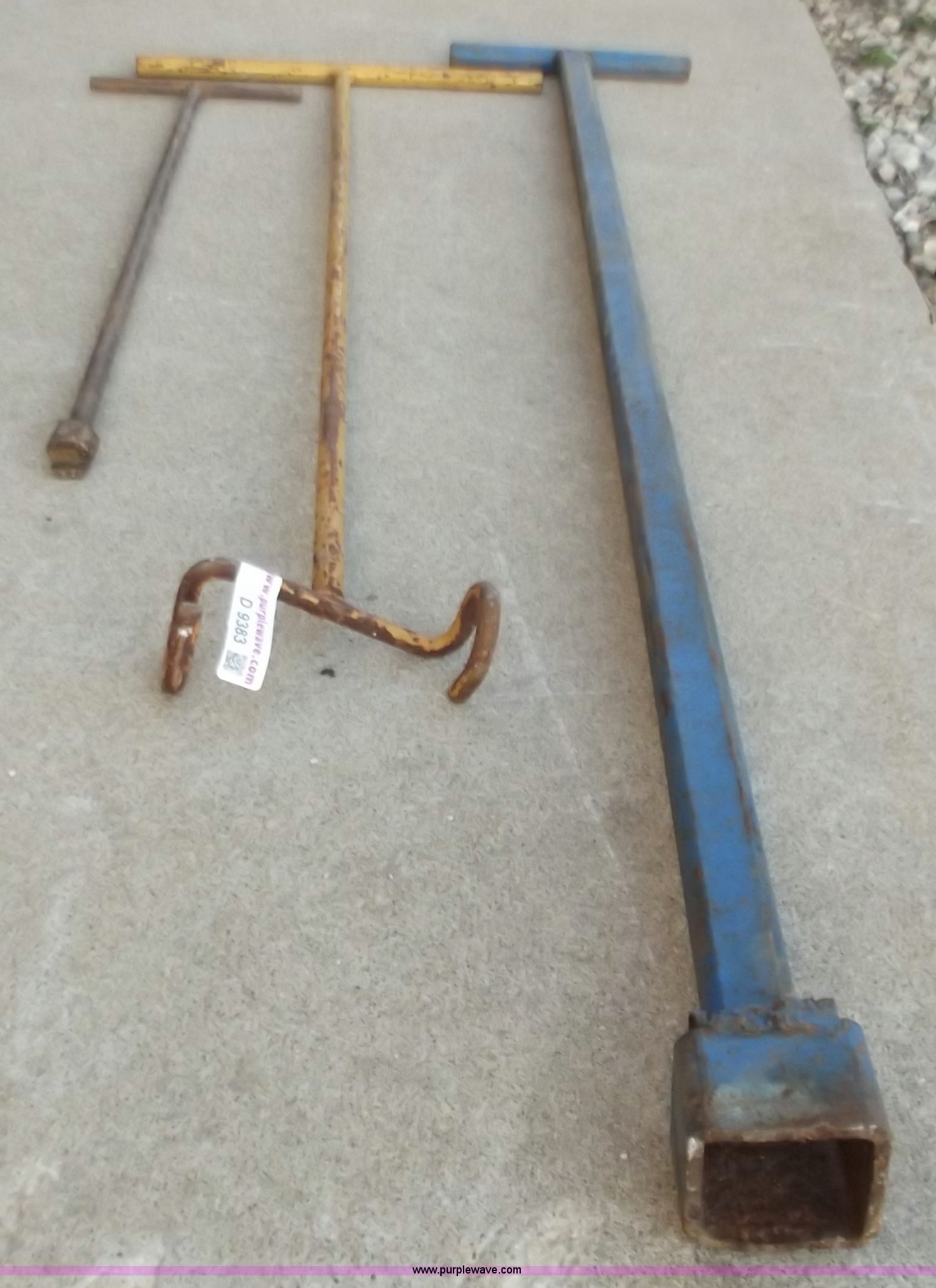 (3) water valve shutoff tools in Jefferson City, MO Item D9383 sold