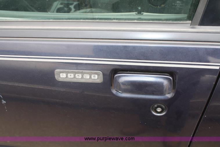 image for item C4413 2000 Ford Explorer XLT SUV