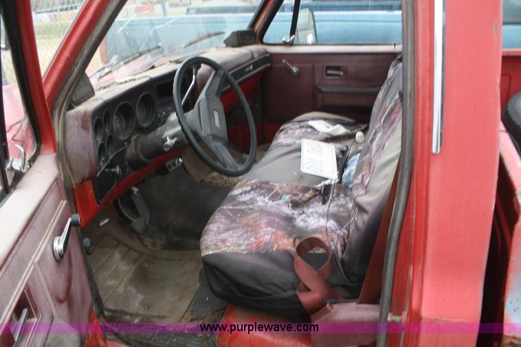 image for item C4425 1987 GMC Sierra 1500 pickup truck