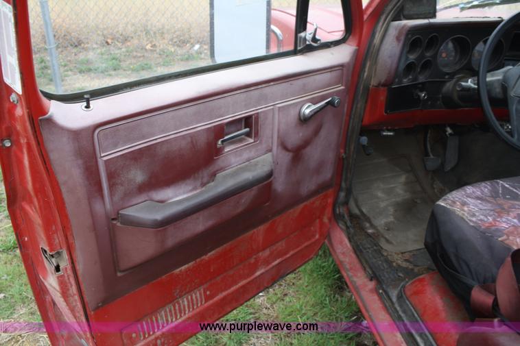 image for item C4425 1987 GMC Sierra 1500 pickup truck