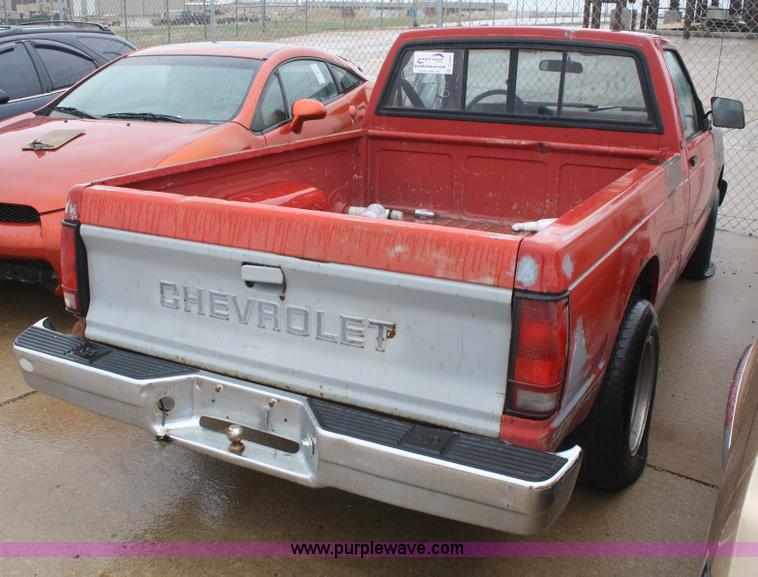 image for item C4445 1991 GMC Sonoma SLE pickup truck
