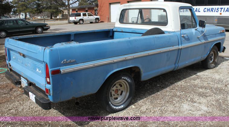 image for item A7347 1972 Ford F100 pickup truck