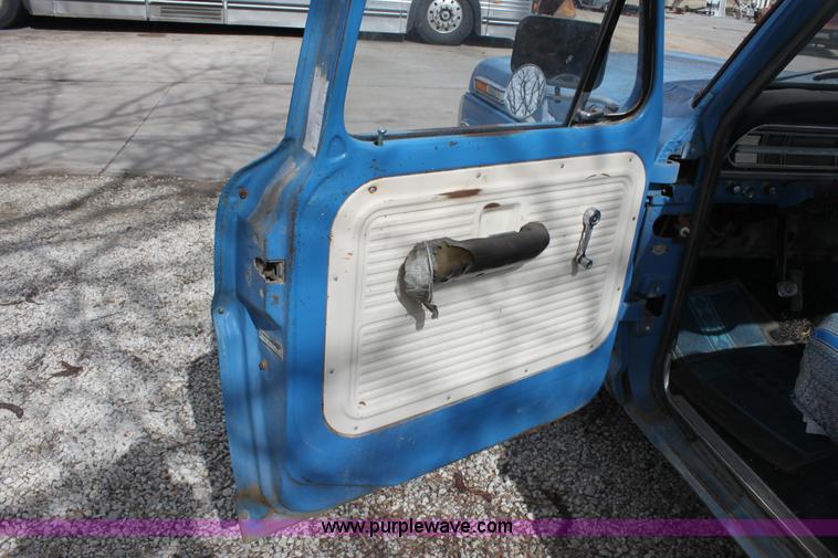 image for item A7347 1972 Ford F100 pickup truck