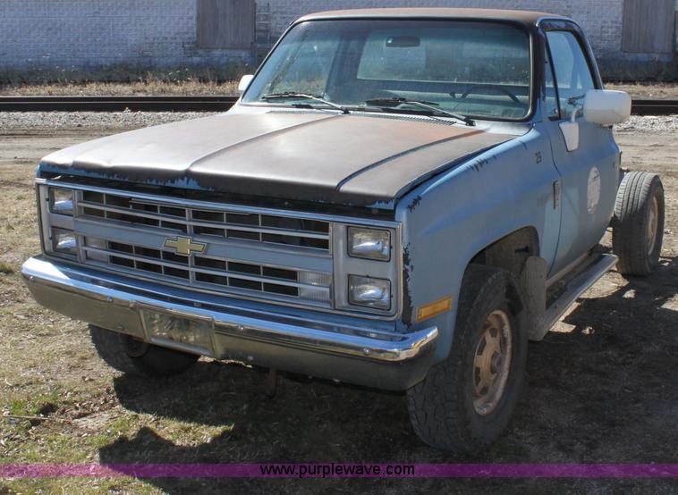image for item A7350 1985 Chevrolet K20 truck cab and chassis