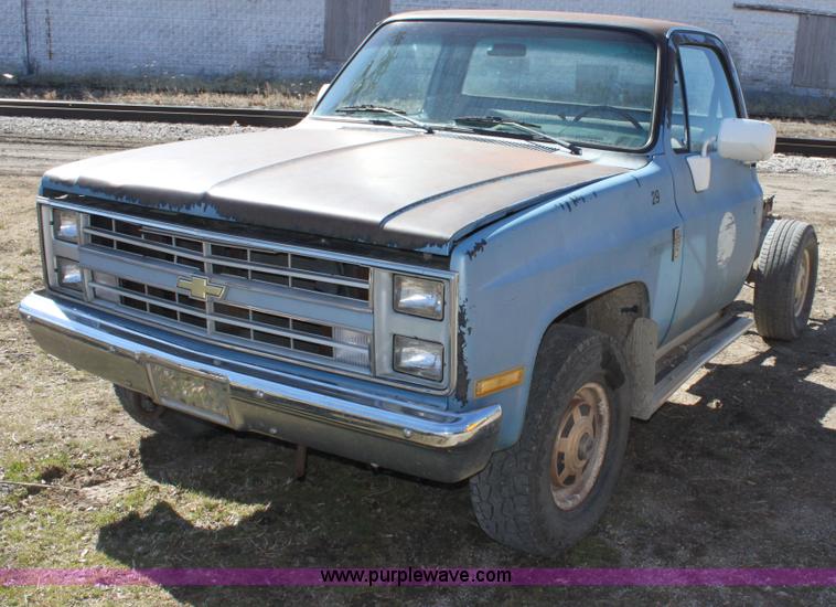image for item A7350 1985 Chevrolet K20 truck cab and chassis