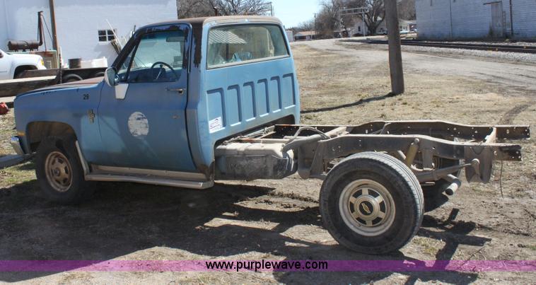 image for item A7350 1985 Chevrolet K20 truck cab and chassis