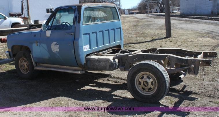 image for item A7350 1985 Chevrolet K20 truck cab and chassis