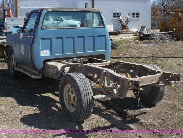 image for item A7350 1985 Chevrolet K20 truck cab and chassis