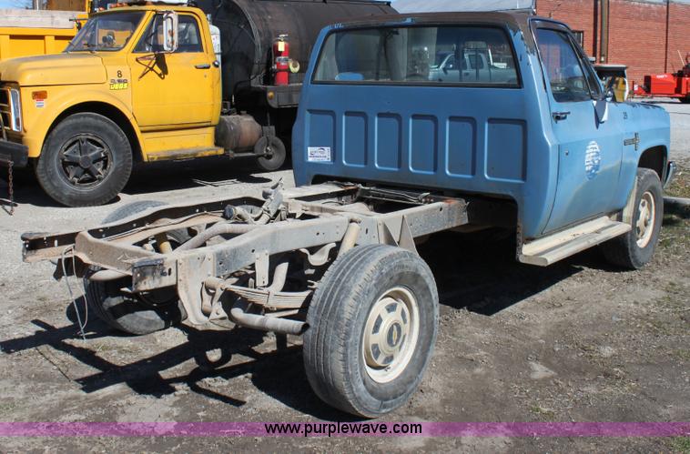 image for item A7350 1985 Chevrolet K20 truck cab and chassis