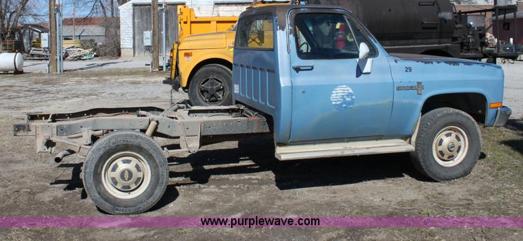 image for item A7350 1985 Chevrolet K20 truck cab and chassis