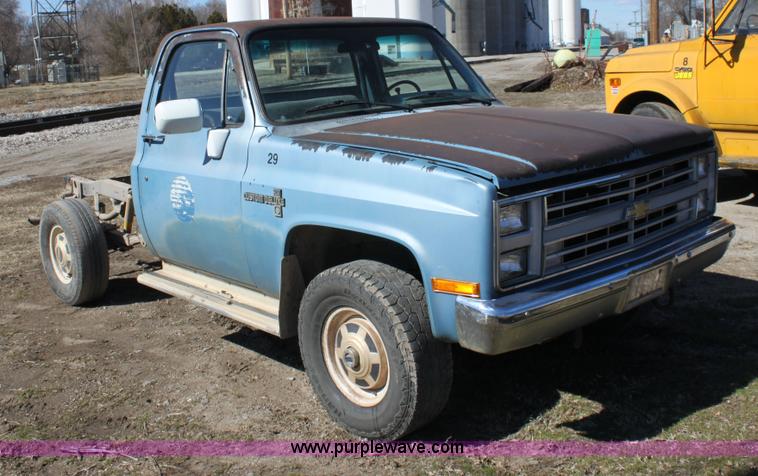 image for item A7350 1985 Chevrolet K20 truck cab and chassis