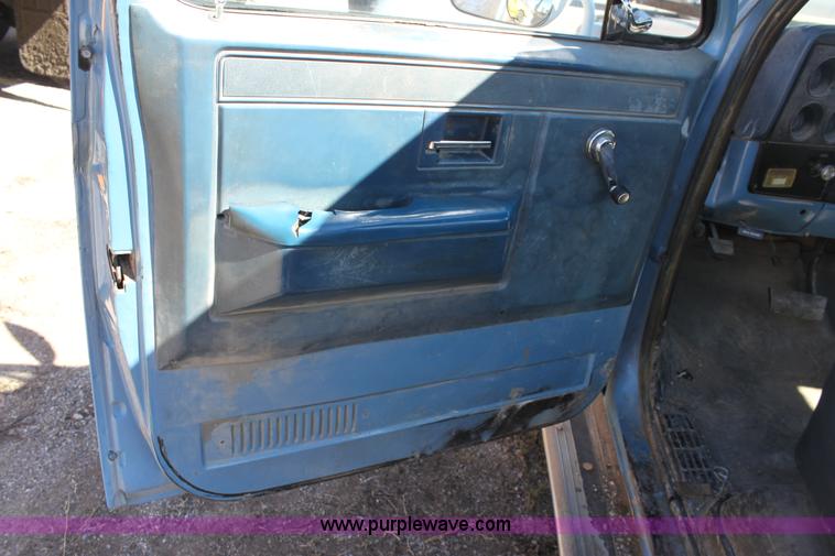image for item A7350 1985 Chevrolet K20 truck cab and chassis