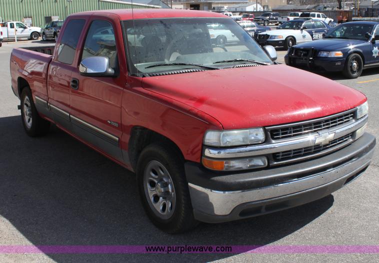 image for item A7437 1999 Chevrolet Silverado C1500 extended cab pickup truck