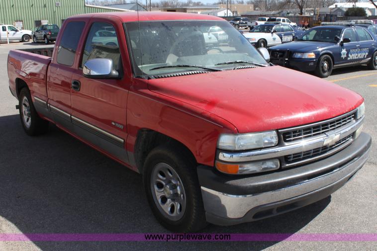 image for item A7437 1999 Chevrolet Silverado C1500 extended cab pickup truck