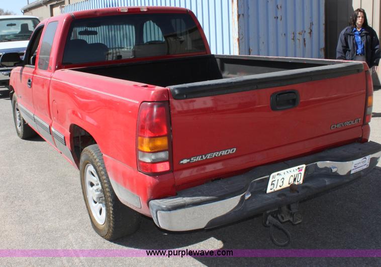 image for item A7437 1999 Chevrolet Silverado C1500 extended cab pickup truck