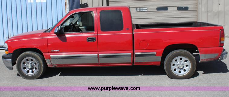 image for item A7437 1999 Chevrolet Silverado C1500 extended cab pickup truck