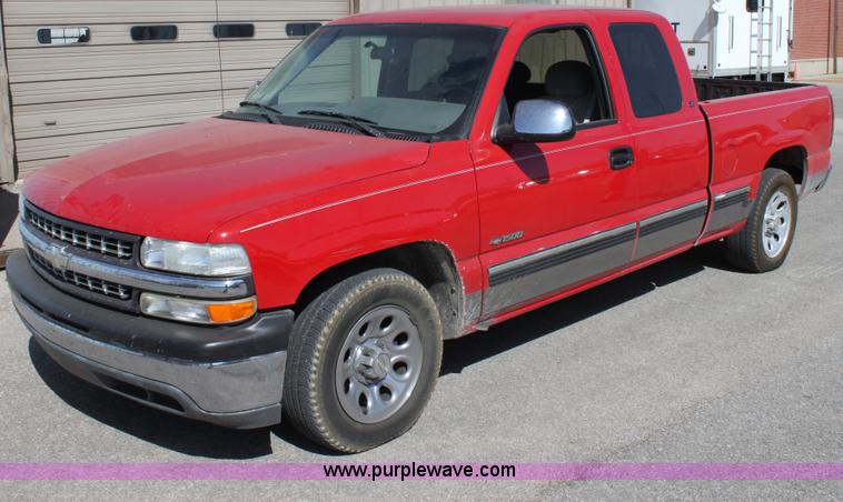image for item A7437 1999 Chevrolet Silverado C1500 extended cab pickup truck