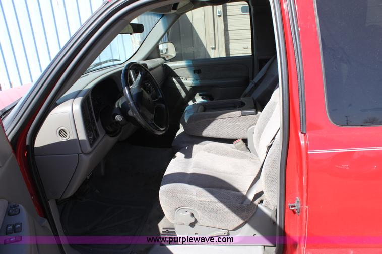 image for item A7437 1999 Chevrolet Silverado C1500 extended cab pickup truck