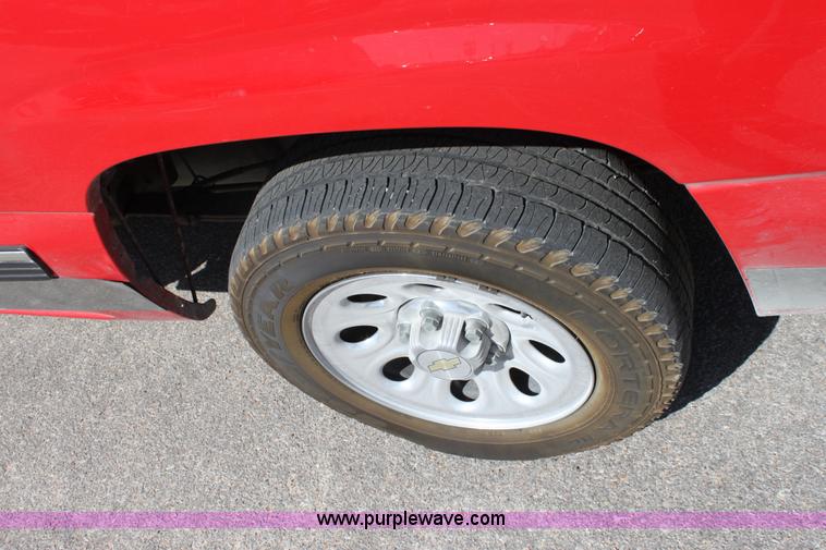 image for item A7437 1999 Chevrolet Silverado C1500 extended cab pickup truck