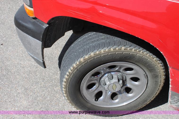 image for item A7437 1999 Chevrolet Silverado C1500 extended cab pickup truck