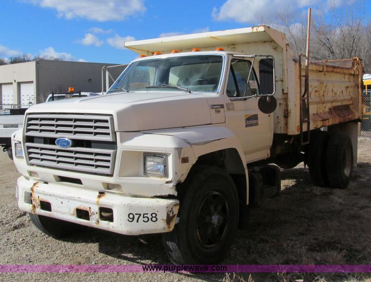 image for item A7501 1996 Ford F700 truck with dump bed
