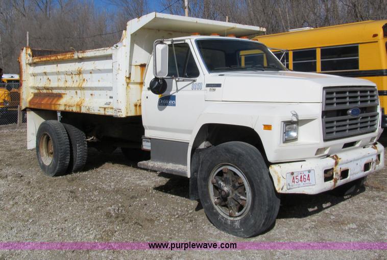 image for item A7501 1996 Ford F700 truck with dump bed