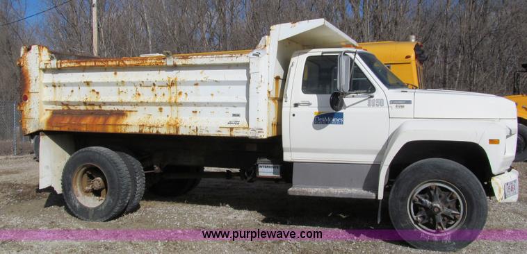 image for item A7501 1996 Ford F700 truck with dump bed
