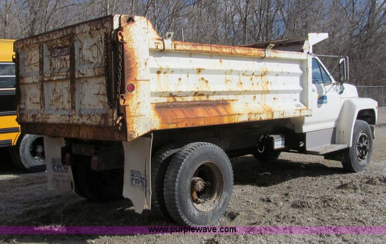 image for item A7501 1996 Ford F700 truck with dump bed