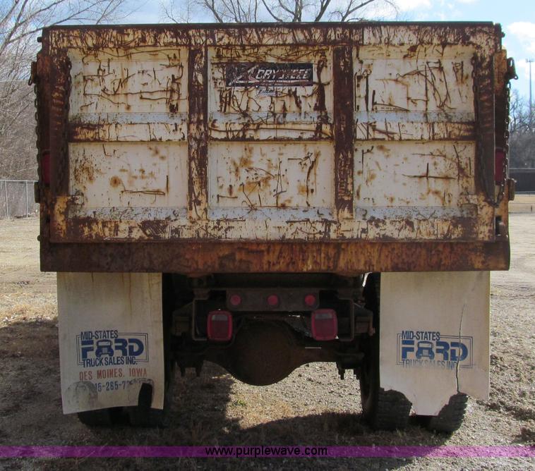 image for item A7501 1996 Ford F700 truck with dump bed
